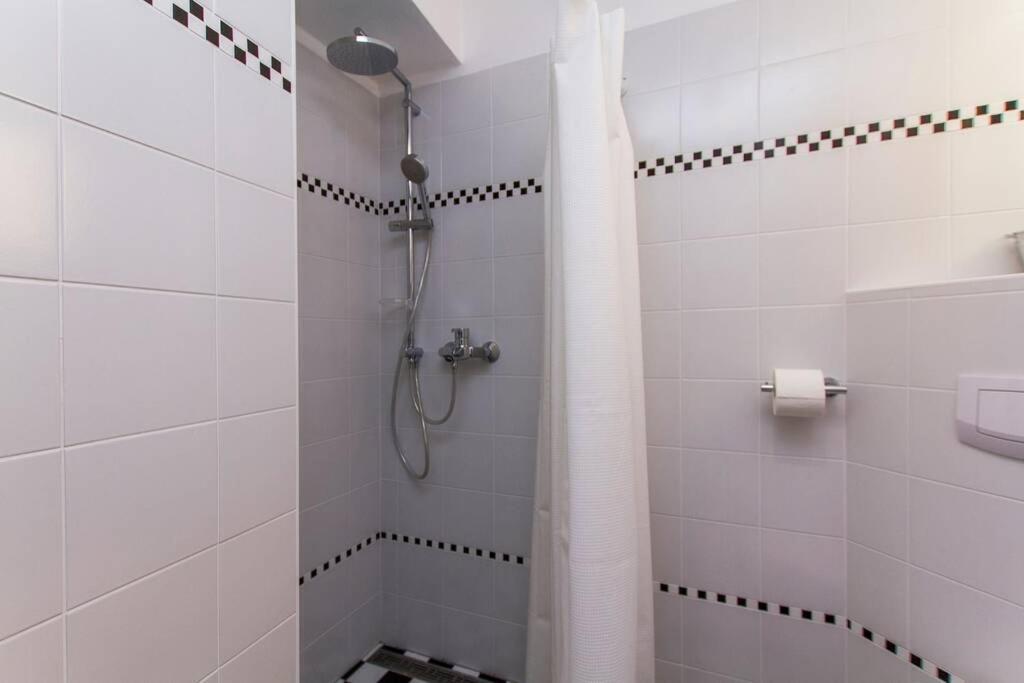לאבין Comfortable Studio In Old Town מראה חיצוני תמונה